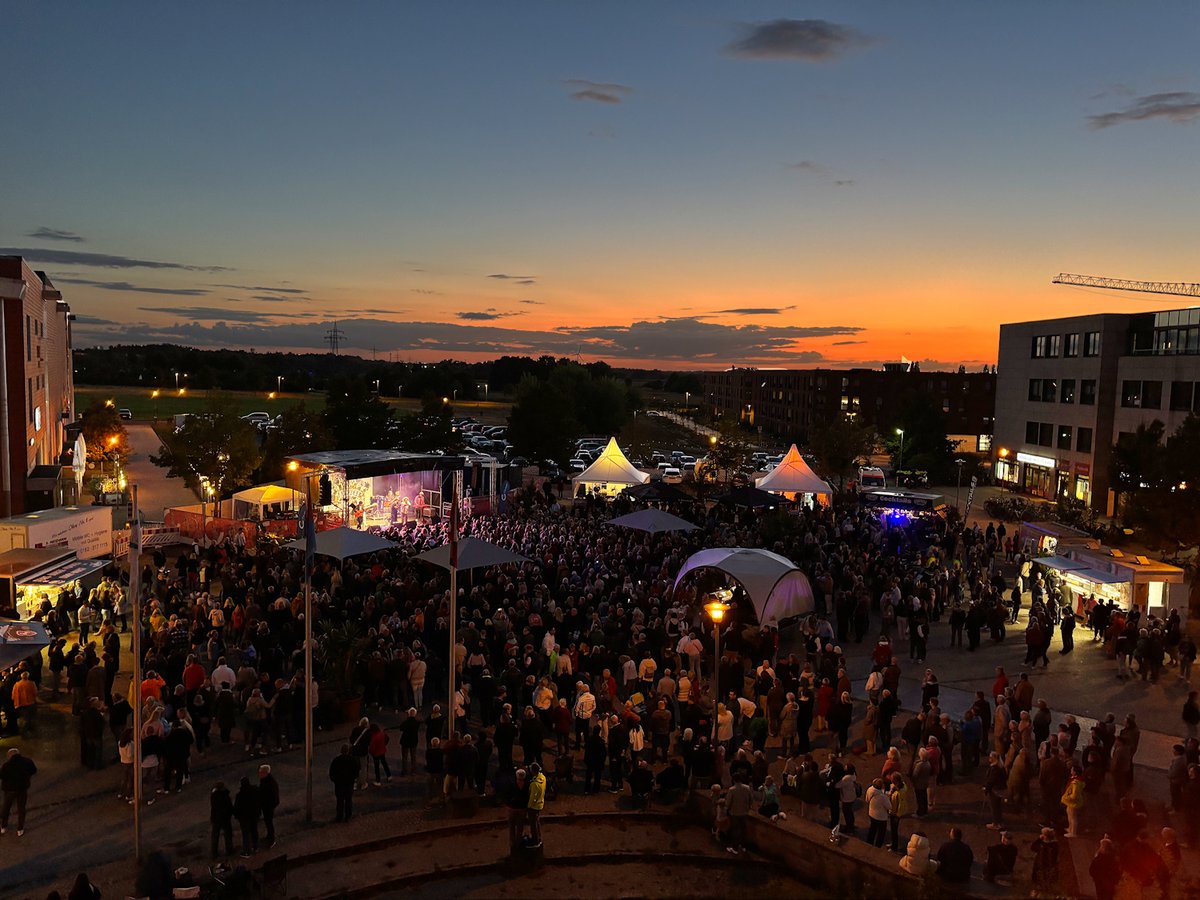 MARQUESS lockt 2000 Besucher auf den Rathausplatz