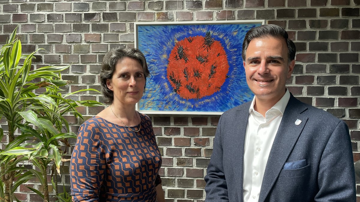 Ausdrucksstarke Acrylmalerei im Rathaus