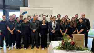 Big Band Berenbostel trägt sich ins Goldene Buch ein