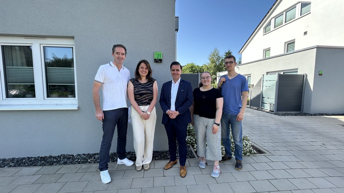Familie Stucke erhält die Grüne Hausnummer