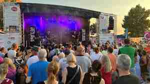 3.000 feiern bei den Jetlags  | Rathausplatz wird zum Herzschlag des Sommer