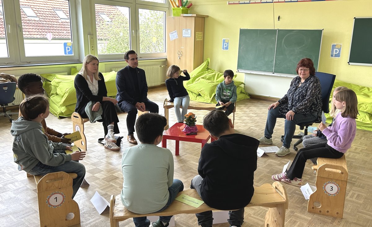 Kinder präsentieren Ideen und Wünsche