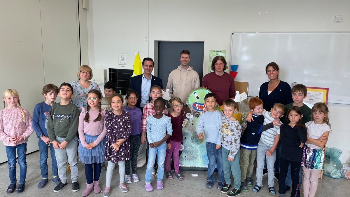 Zweitklässler lernen, Müll richtig zu trennen