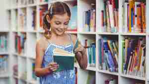 Schüler lesen Texte und stellen Kreatives vor