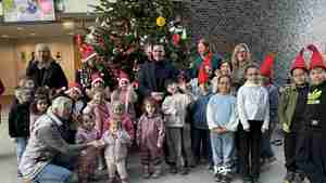 Die Kleinsten schmücken den Weihnachtsbaum im Rathaus
