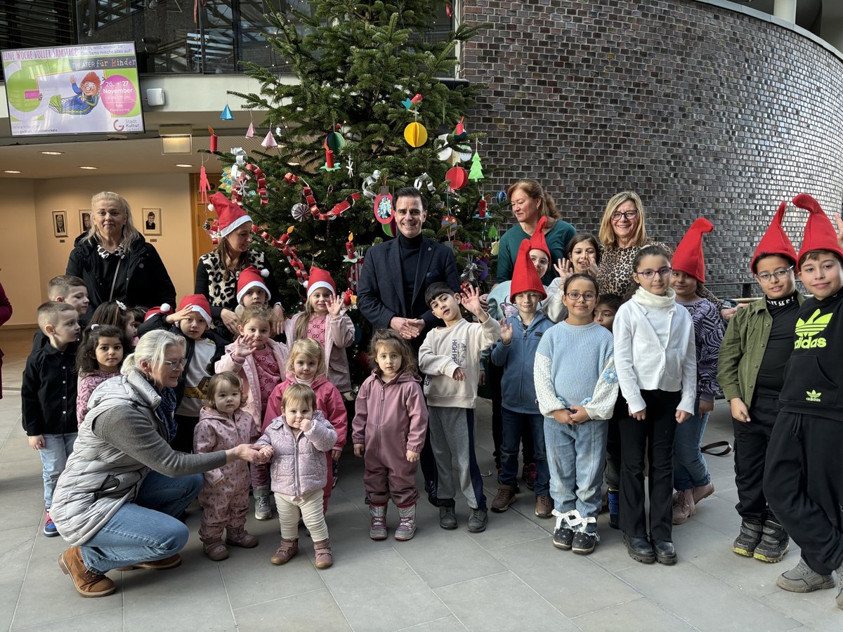 Die Kleinsten schmücken den Weihnachtsbaum im Rathaus
