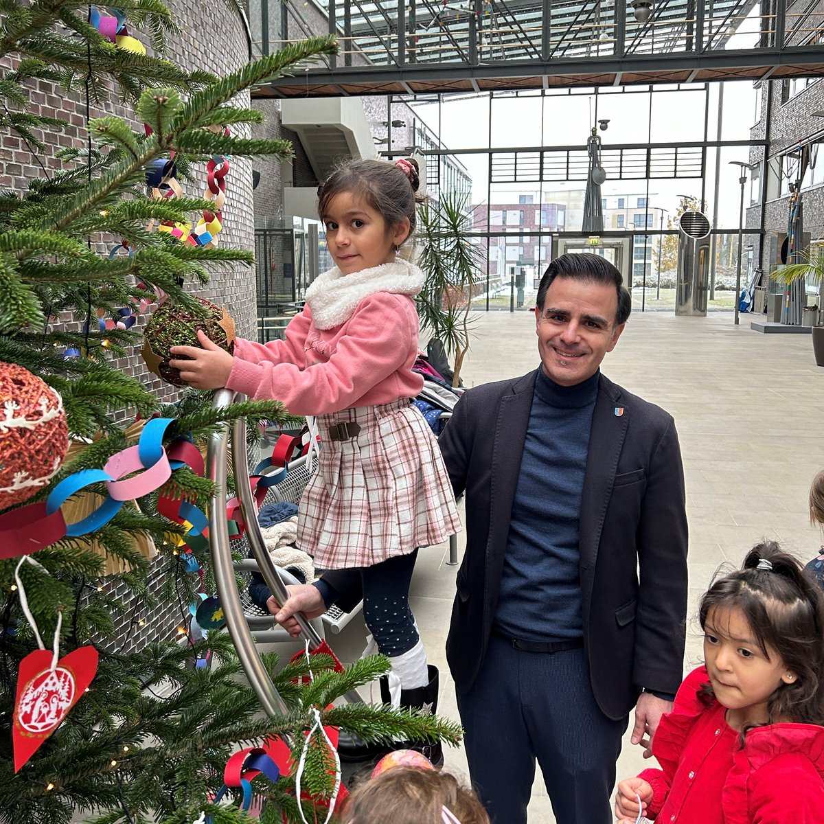 Kita-Kinder schmücken Weihnachtsbaum